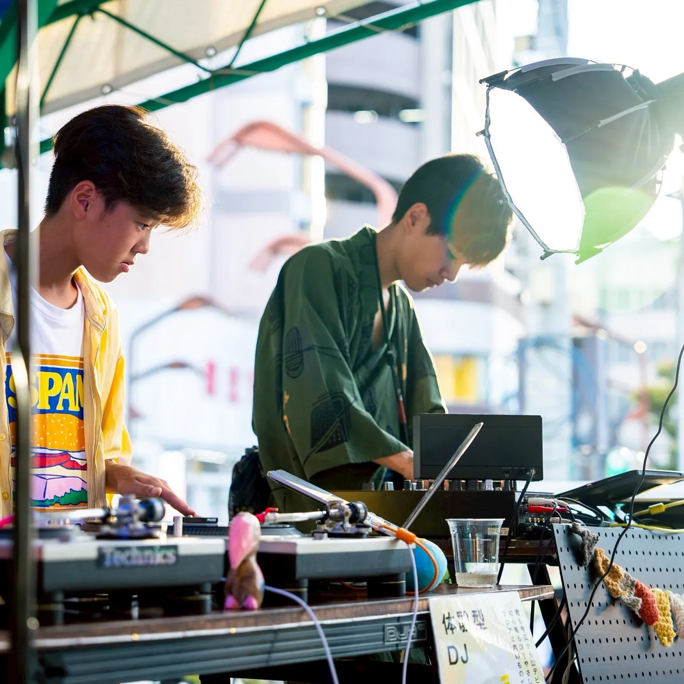 100イベントの会場でにぎわうイベントの様子