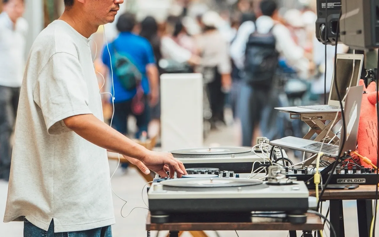 イベント会場で音響機材を操作する様子