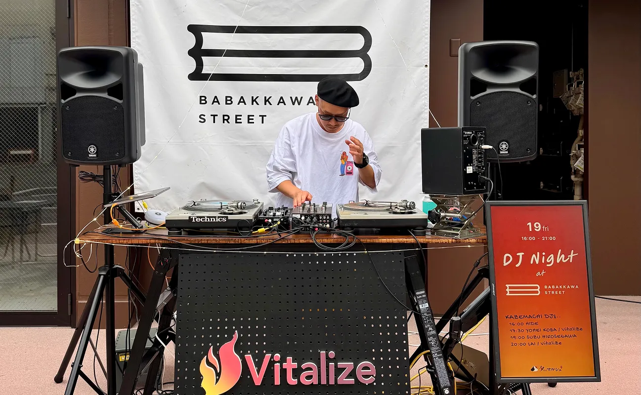 イベントで使用されているDJターンテーブルとミキサー